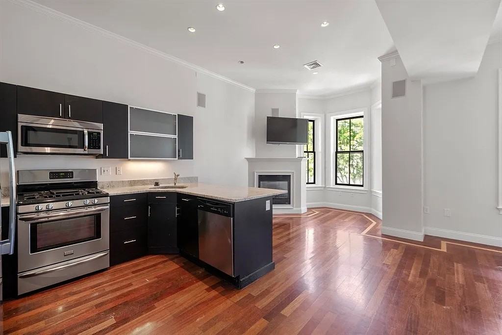 651 E 3rd St - Photo 5 of 7