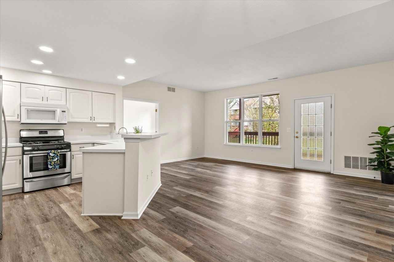1491 Fox Pointe Cir - Photo 2 of 30
