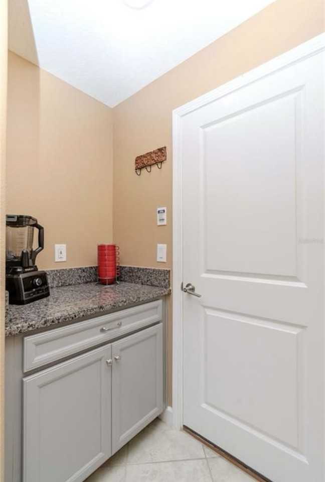 6827 Citrus Creek Ln - Photo 5 of 33