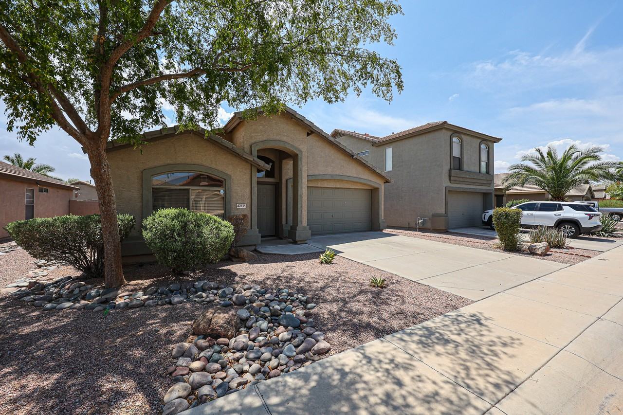 42635 W Colby Dr - Photo 3 of 38