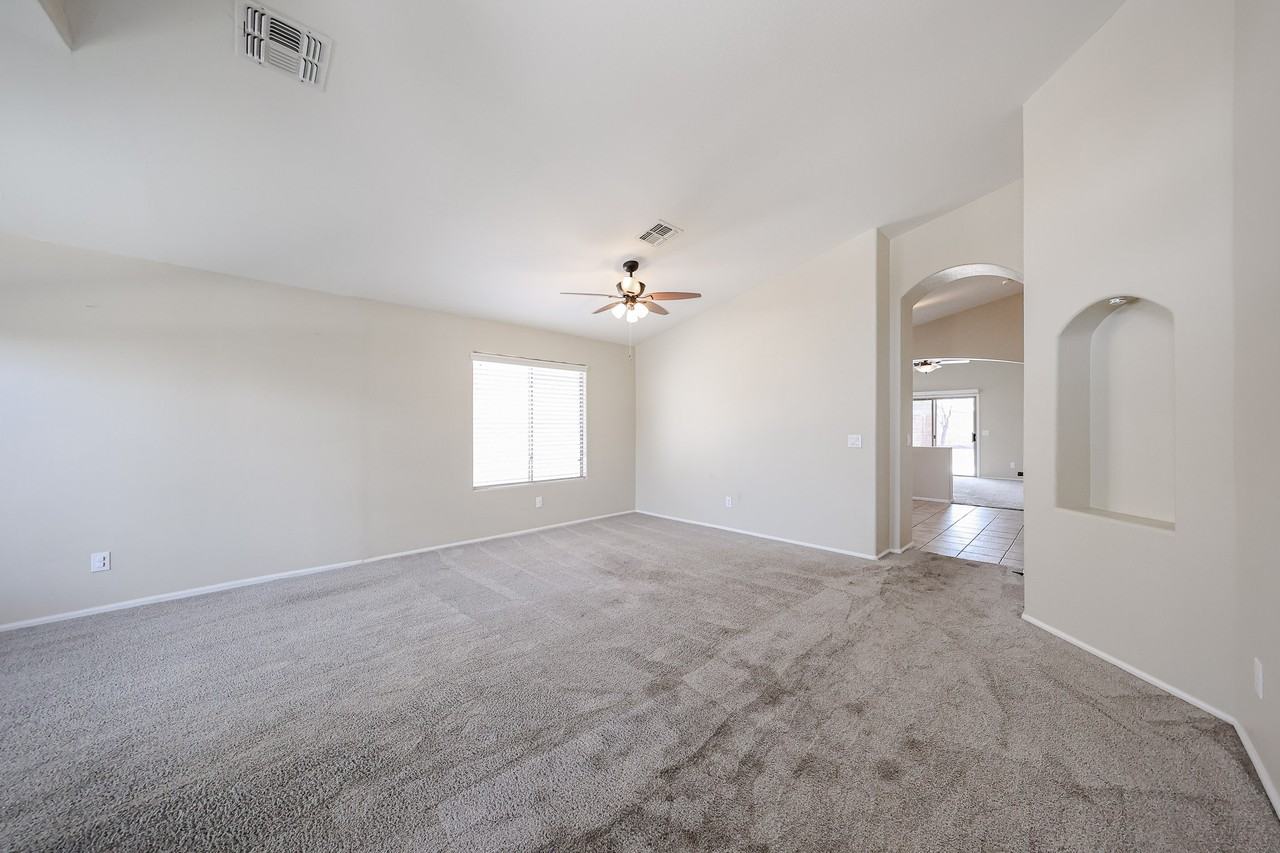 42635 W Colby Dr - Photo 6 of 38