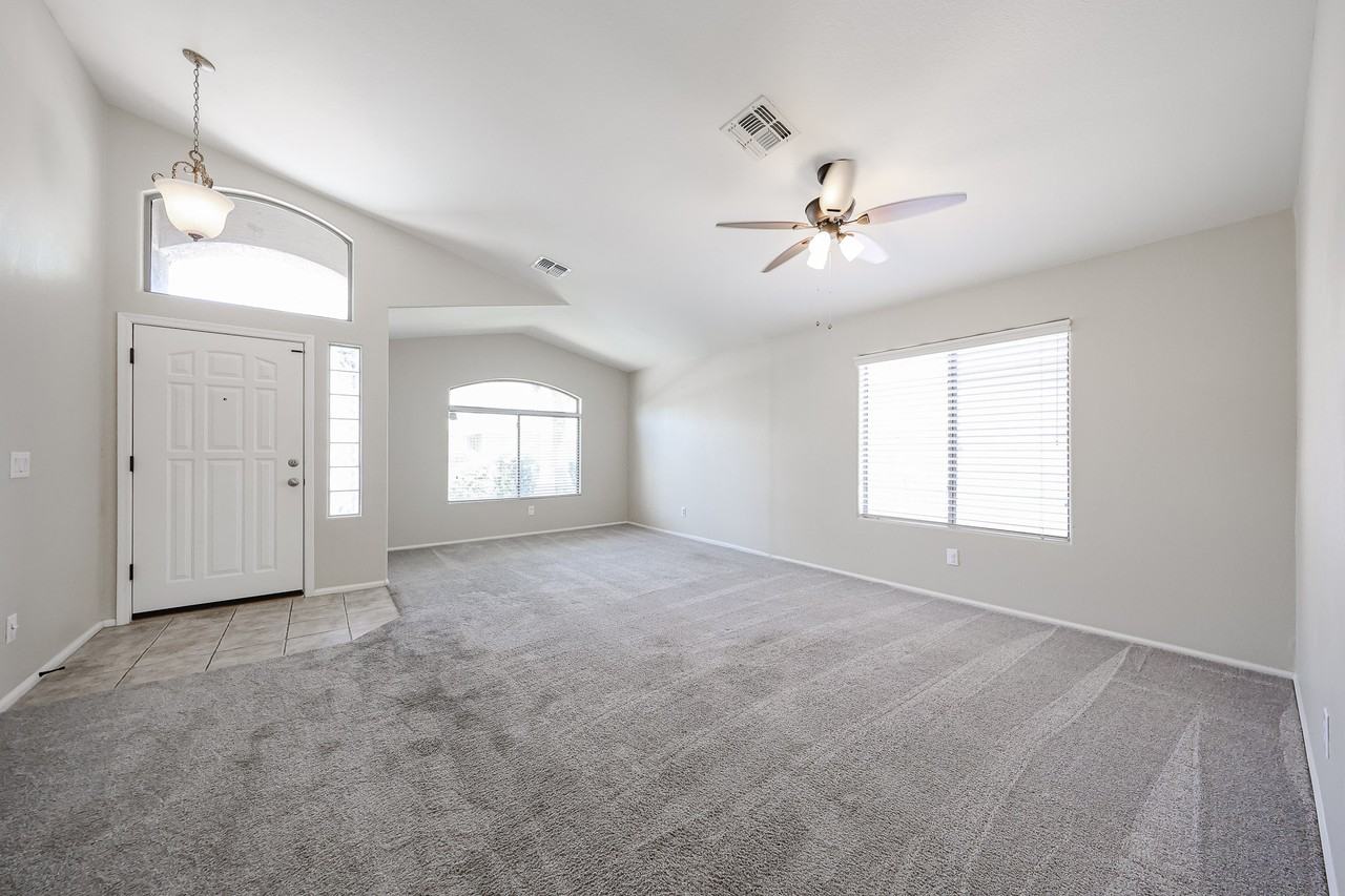 42635 W Colby Dr - Photo 7 of 38