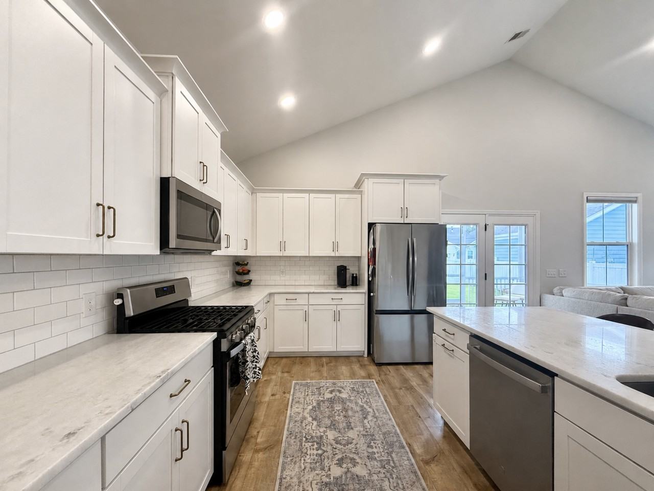 212 Angelica Ave - Photo 4 of 23