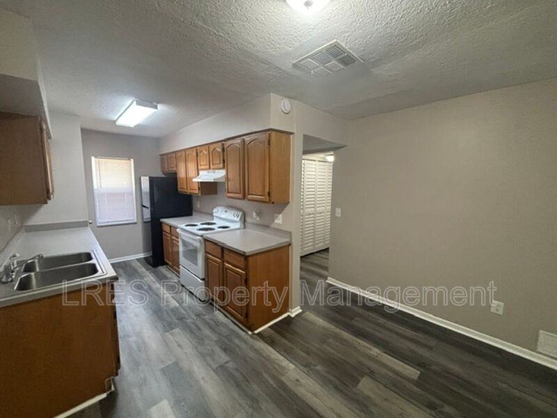 1605 Terrace Dr - Photo 3 of 24
