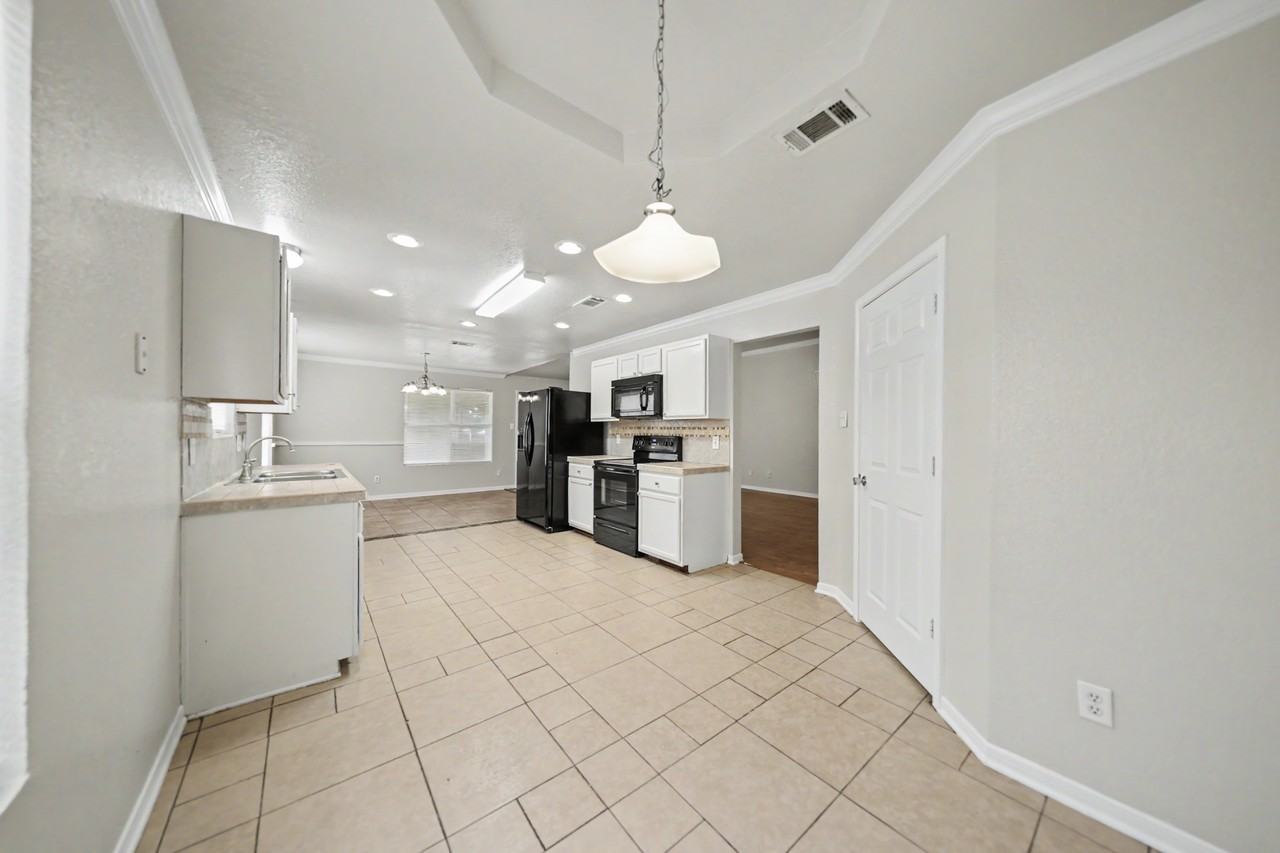 2107 Miller St - Photo 5 of 26