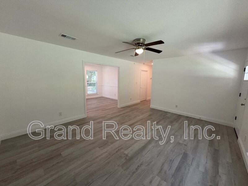 6733 Applegate St - Photo 6 of 25