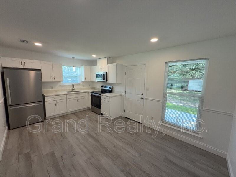 6733 Applegate St - Photo 7 of 25