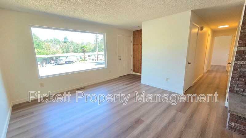 6237 Sunset Ave Ne - Photo 3 of 24