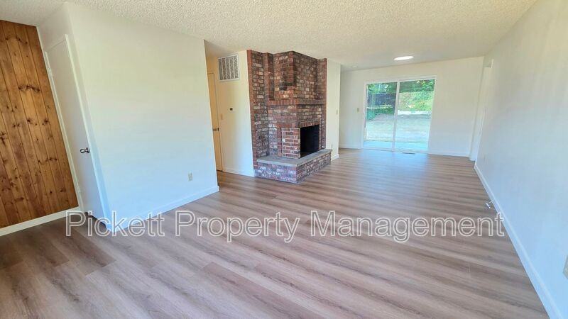 6237 Sunset Ave Ne - Photo 4 of 24