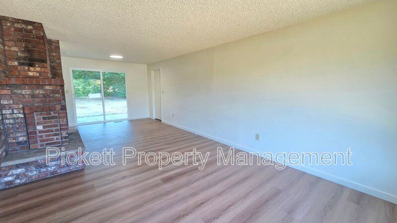 6237 Sunset Ave Ne - Photo 5 of 24