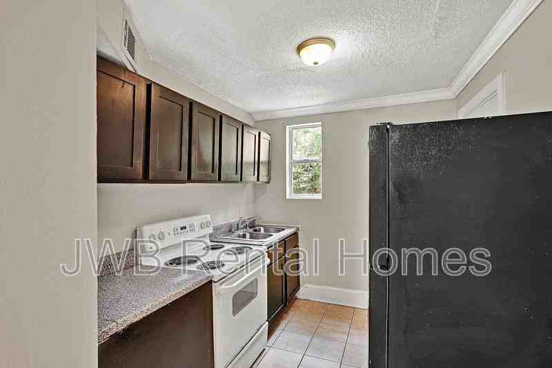 1524 W 21st St #4 - Photo 2 of 14