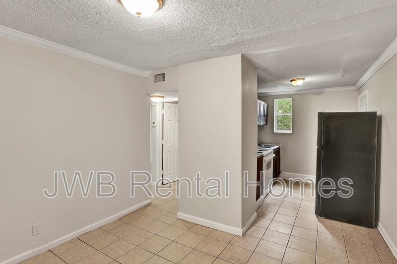 1524 W 21st St #4 - Photo 4 of 14