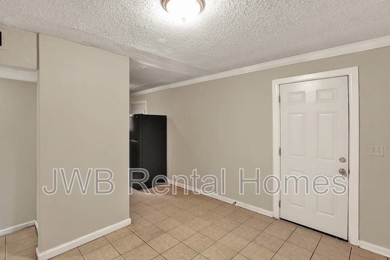 1524 W 21st St #4 - Photo 5 of 14