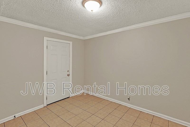 1524 W 21st St #4 - Photo 6 of 14