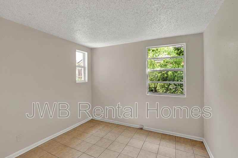 1524 W 21st St #4 - Photo 7 of 14