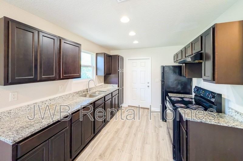 1116 E 17th St - Photo 2 of 18