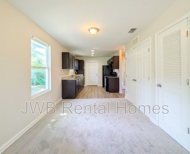 1116 E 17th St - Photo 4 of 18