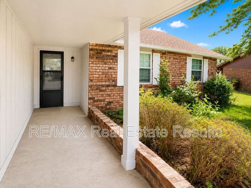 1810 Crouch St - Photo 4 of 18