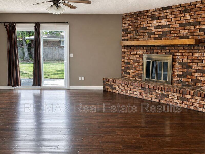 1810 Crouch St - Photo 6 of 18