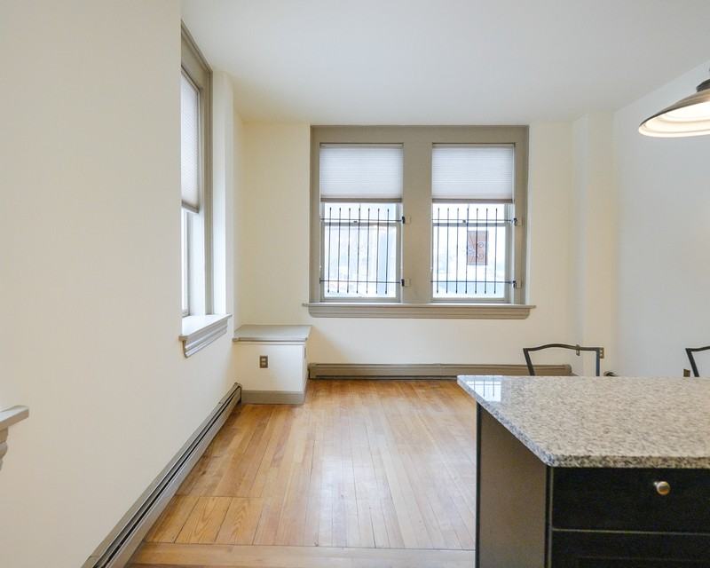 260 College St - Photo 3 of 12