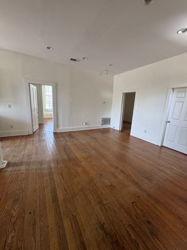 1015 Queen City Ave - Photo 4 of 14