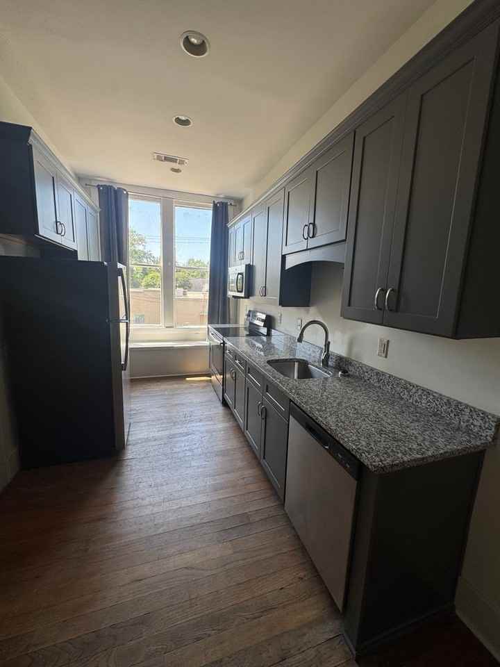 1015 Queen City Ave - Photo 5 of 14
