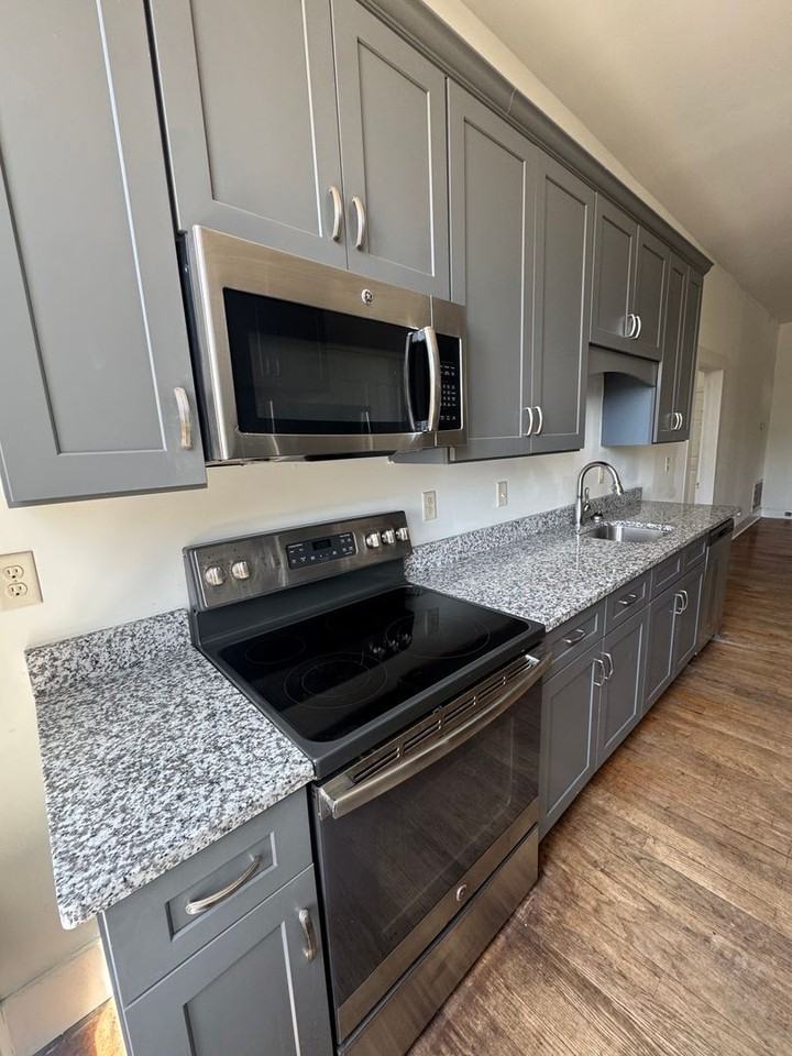 1015 Queen City Ave - Photo 7 of 14