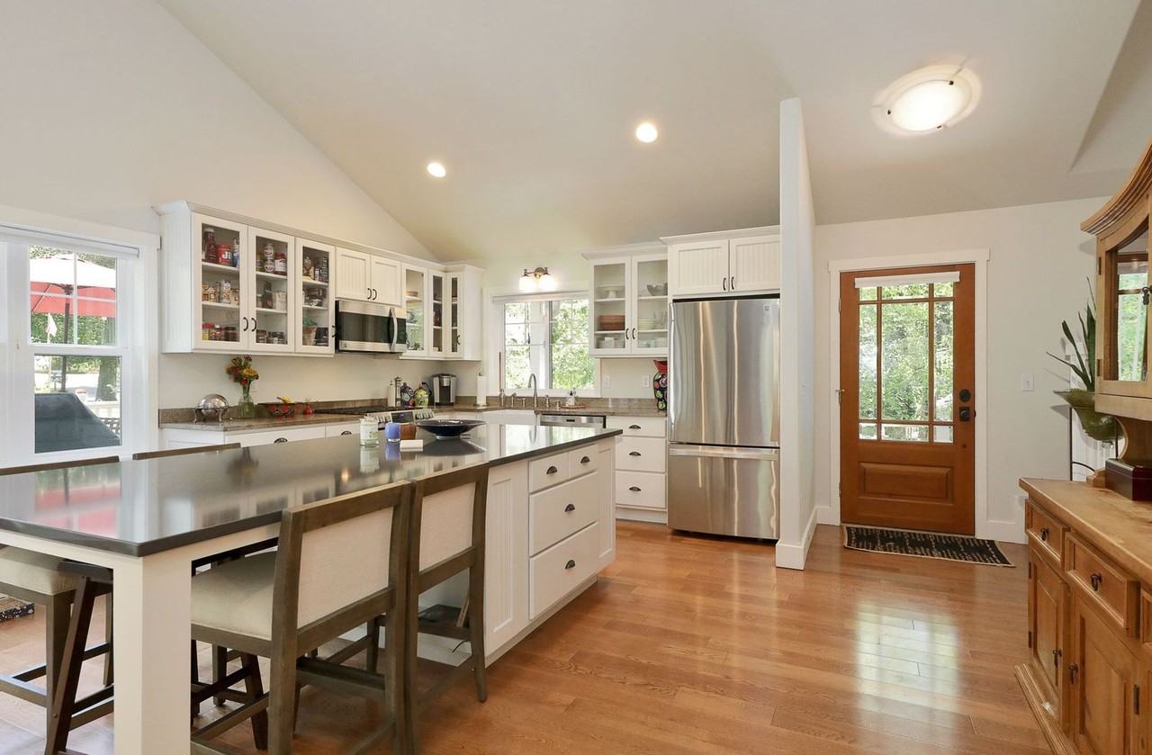 2273 Lori Dr - Photo 4 of 20