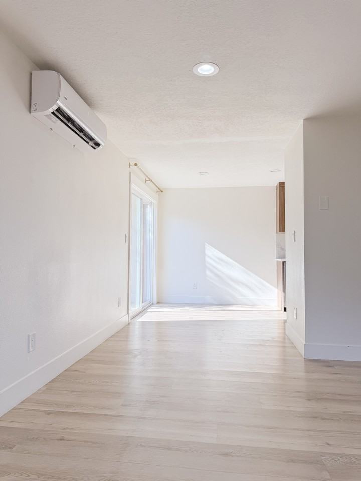 3710 N St #B - Photo 4 of 14