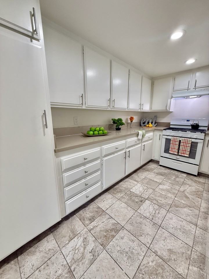 512 W Imperial Ave #5 - Photo 3 of 26