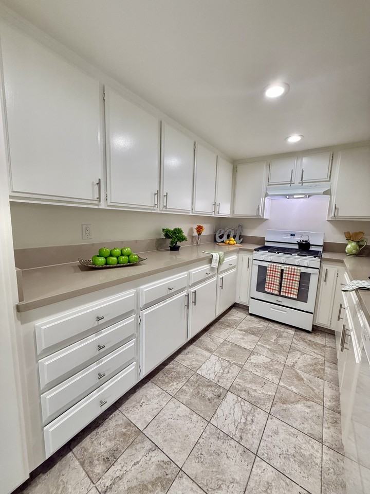 512 W Imperial Ave #5 - Photo 4 of 26