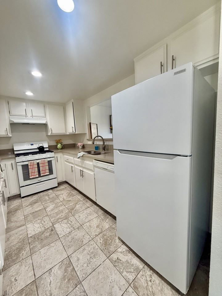 512 W Imperial Ave #5 - Photo 6 of 26
