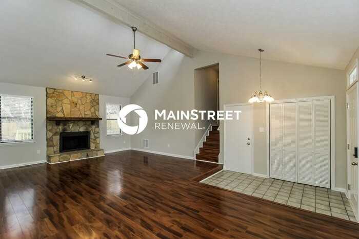 8606 Stone Creek Ct - Photo 4 of 17