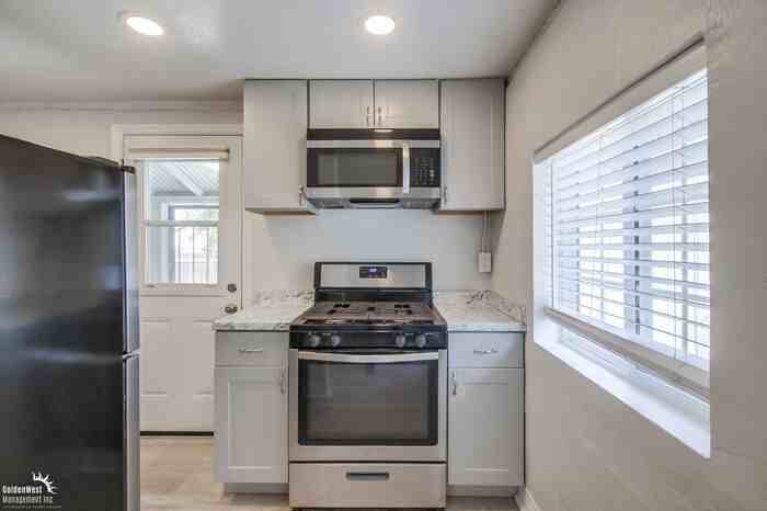 6935 1/2 Hoffman Ave - Photo 5 of 18