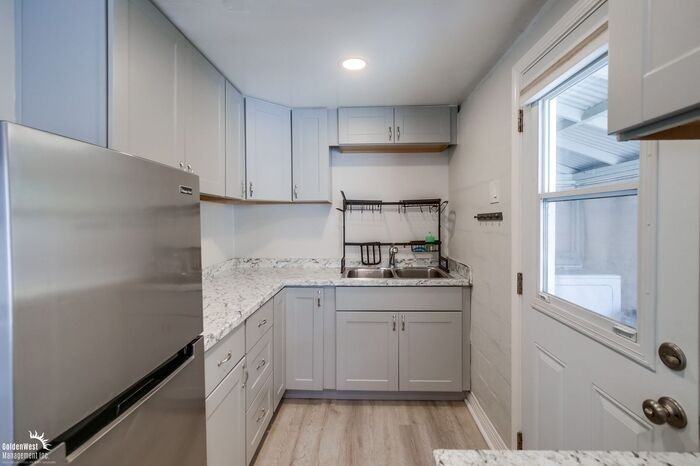 6935 1/2 Hoffman Ave - Photo 6 of 18