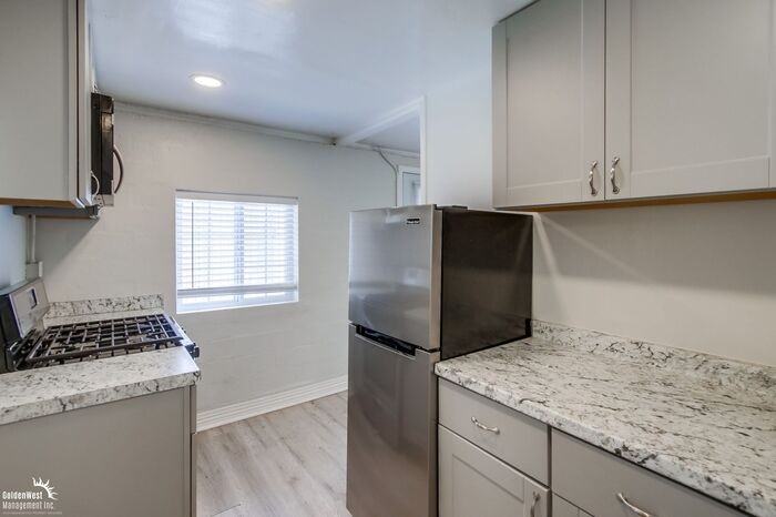 6935 1/2 Hoffman Ave - Photo 7 of 18