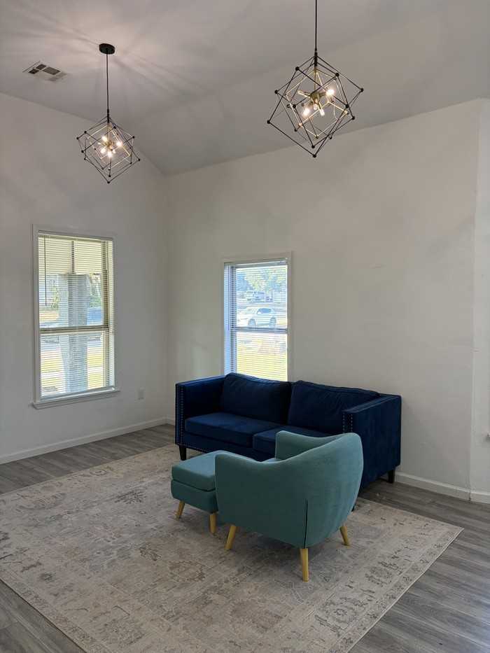 1808 Nw 8th St - Photo 4 of 23