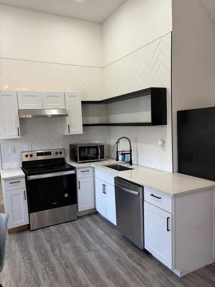 1808 Nw 8th St - Photo 7 of 23