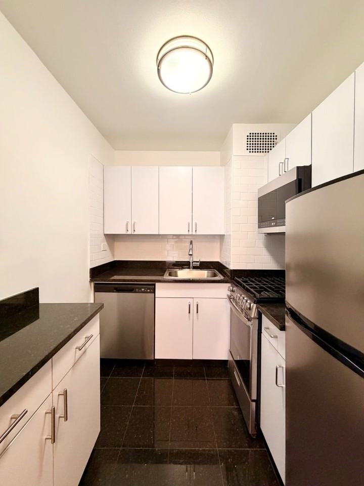 5th Ave #8P - Photo 4 of 6
