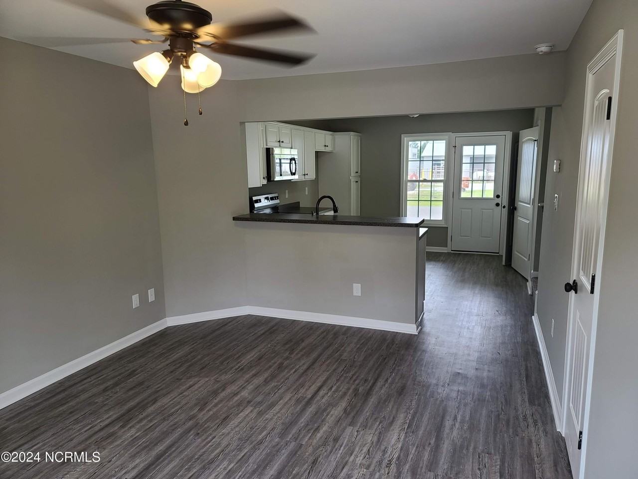 121 Cornerstone Dr - Photo 3 of 7