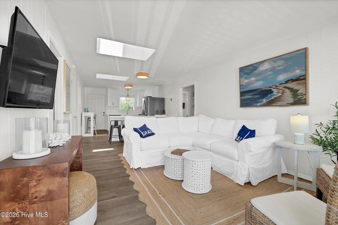 1027 S Shore Dr - Photo 3 of 41