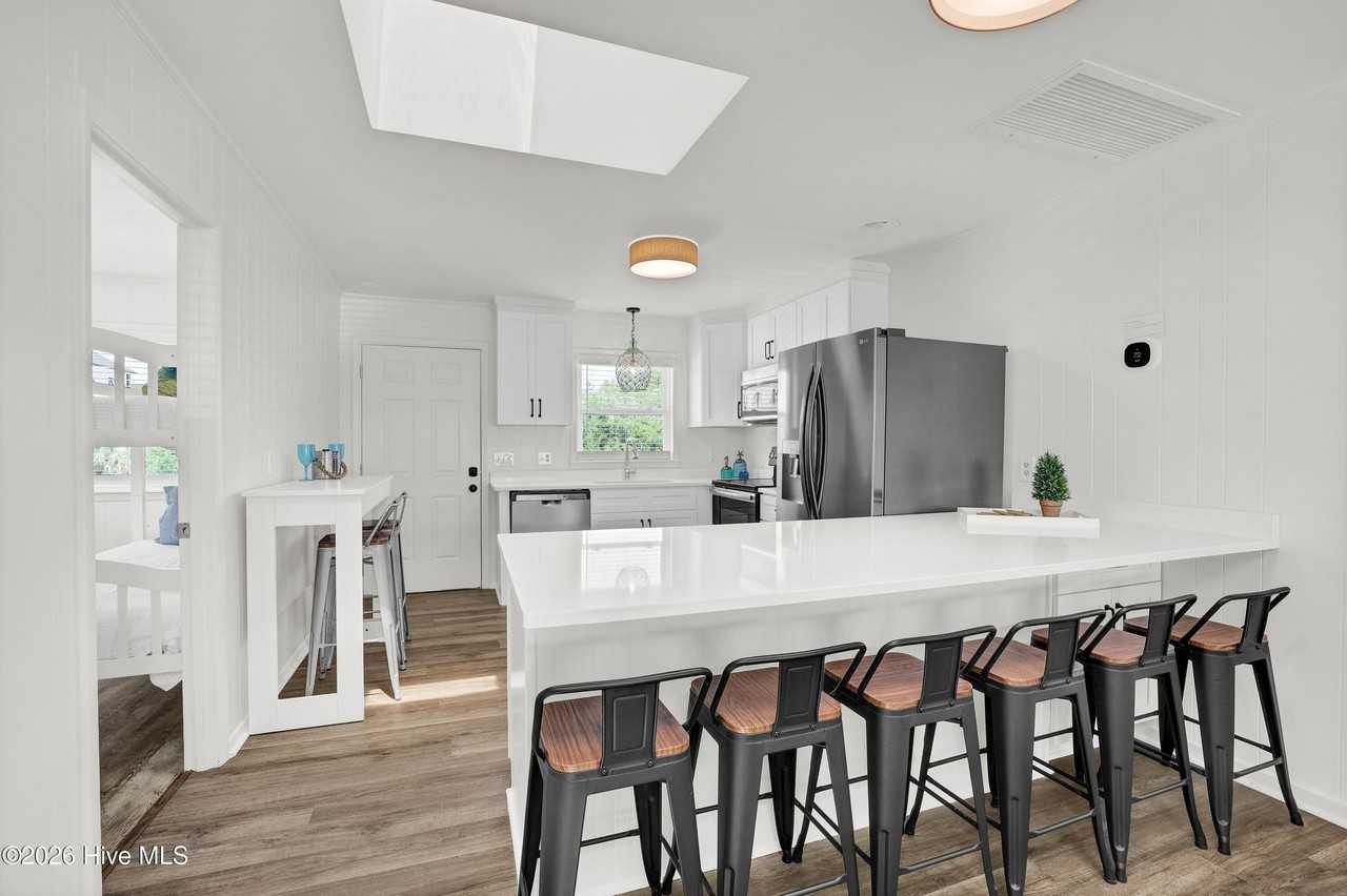 1027 S Shore Dr - Photo 4 of 41