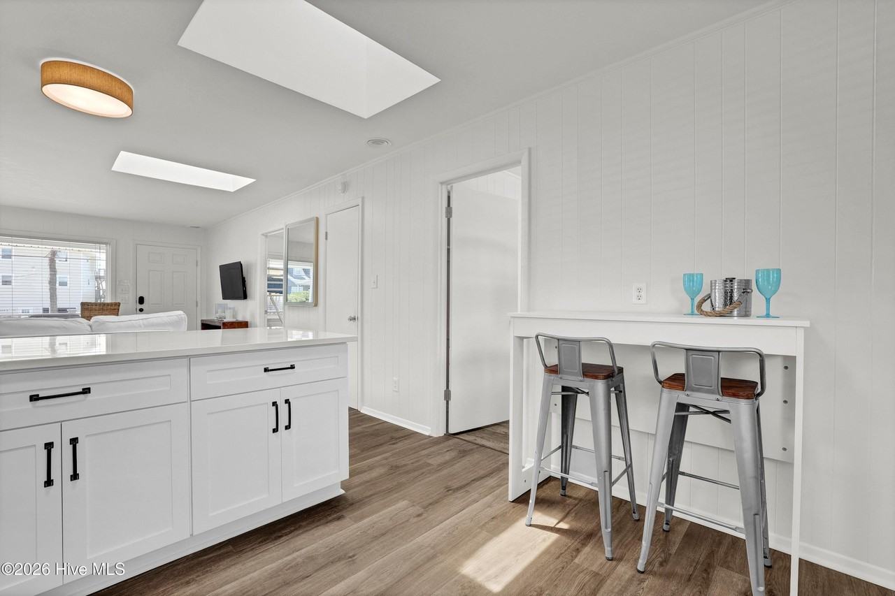 1027 S Shore Dr - Photo 5 of 41