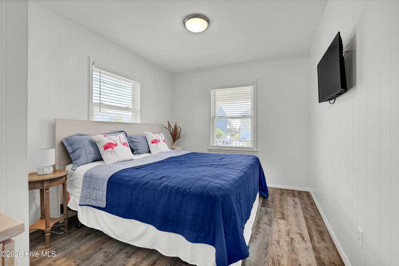 1027 S Shore Dr - Photo 7 of 41