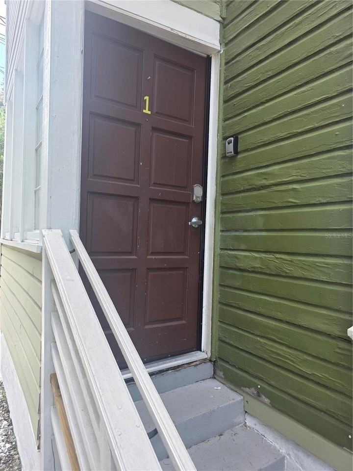 212 W Beach Pl #1 - Photo 2 of 8