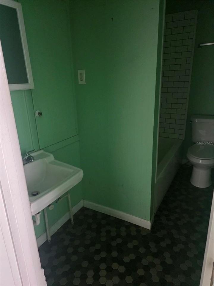 212 W Beach Pl #1 - Photo 7 of 8