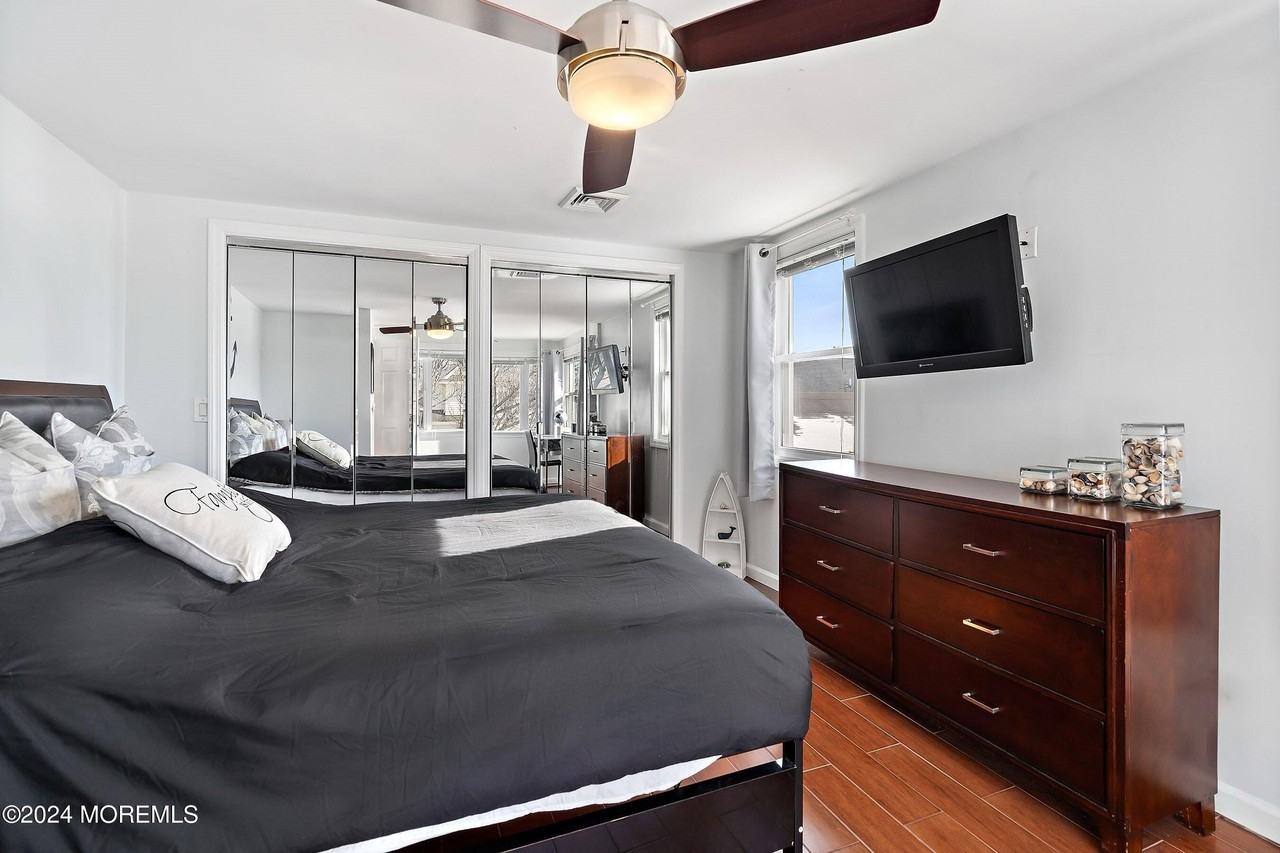 212 Randall Ave - Photo 4 of 18