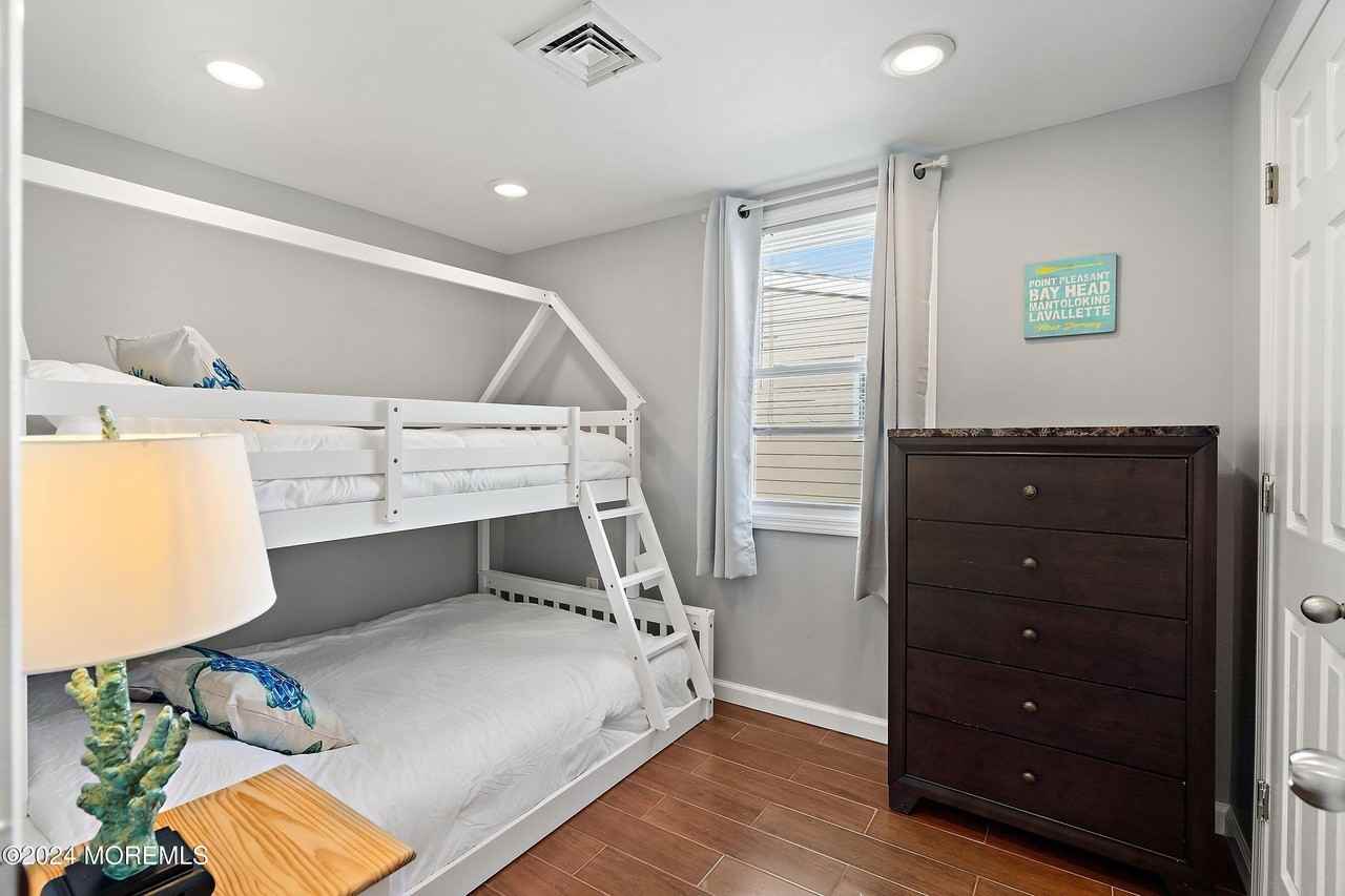 212 Randall Ave - Photo 5 of 18