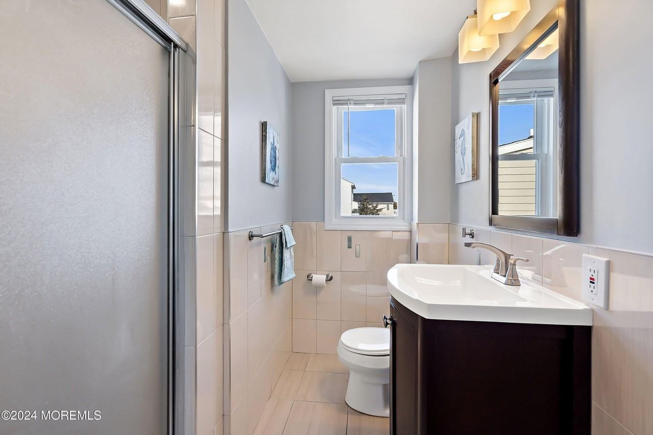 212 Randall Ave - Photo 6 of 18