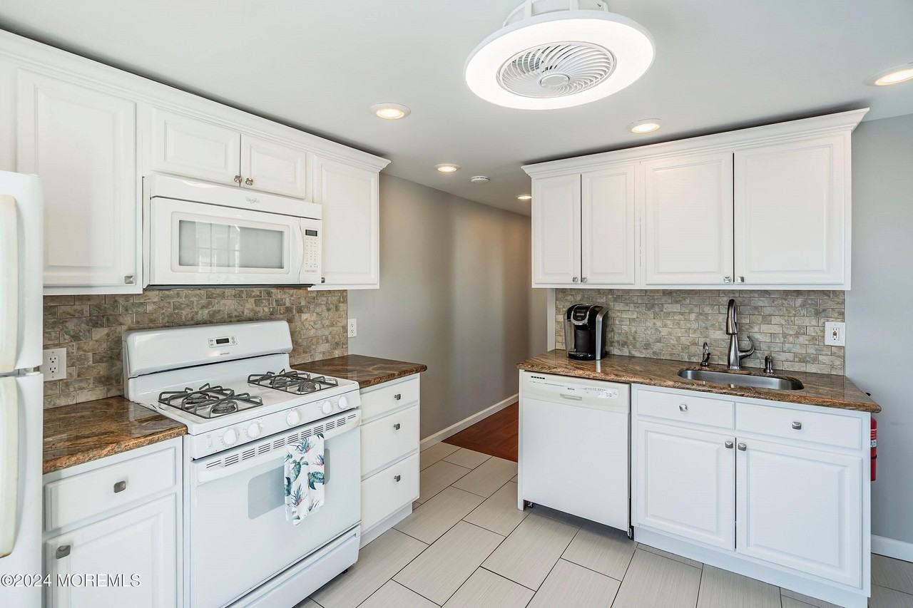 212 Randall Ave - Photo 7 of 18